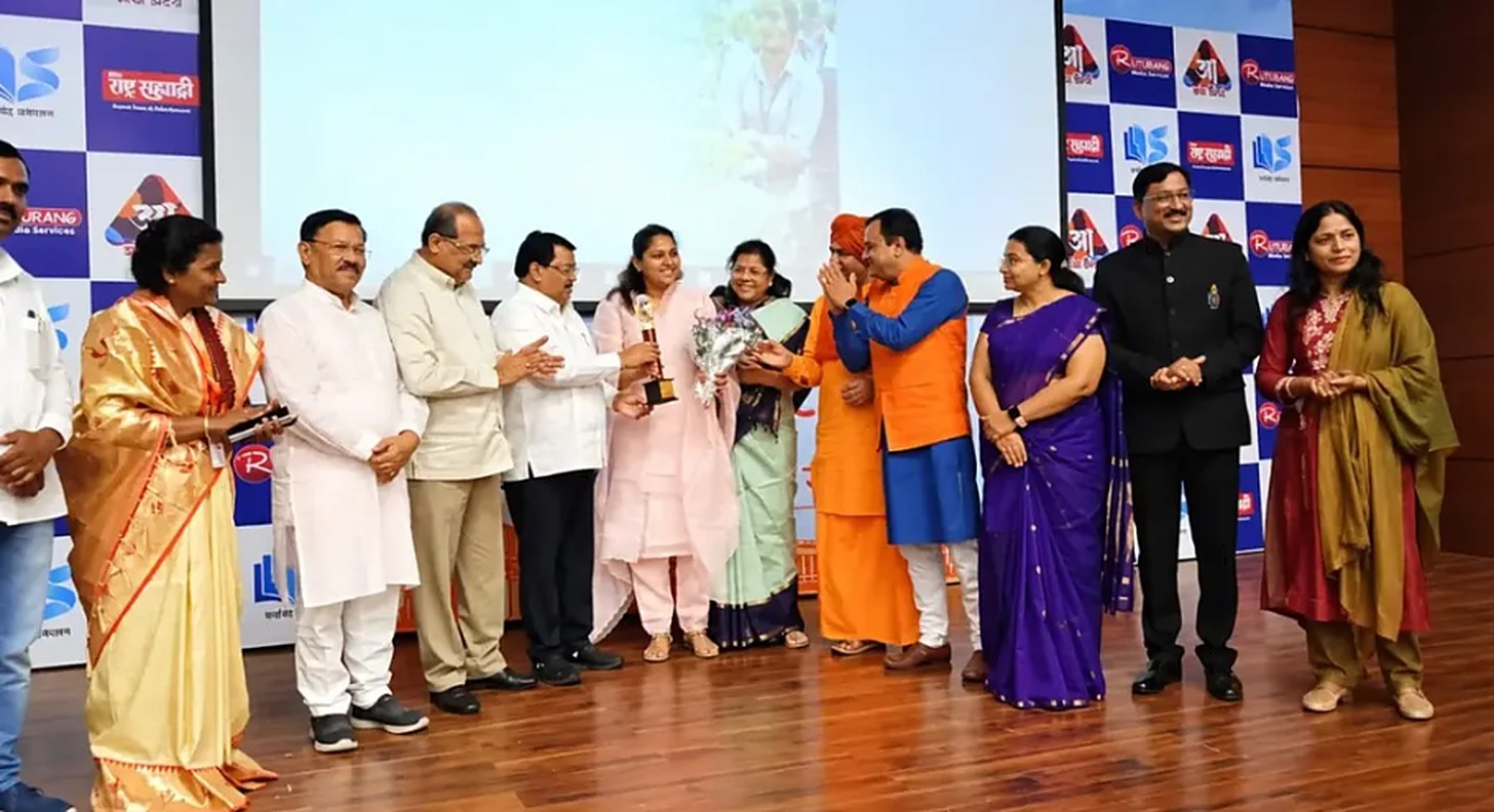 Dr. Sushmita Vikhe Patil receiving the Shikshan Ratna Award in New Delhi